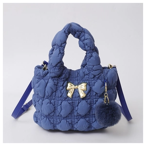 Sac fourre-tout matelassé en nylon bleu marine avec nœud doré et charm en peluche doux