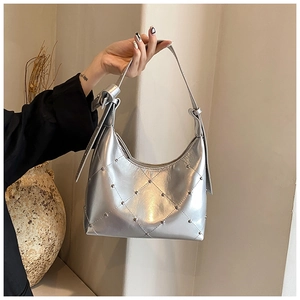 Détail du sac hobo en PU argenté métallisé avec surpiqûres et nœuds sur la bandoulière