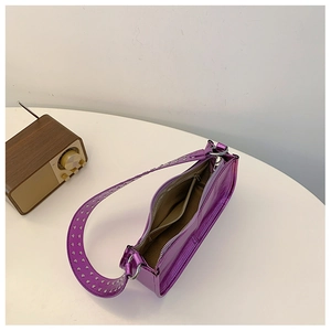 Détail du sac à bandoulière violet métallisé avec sangle à rivets et doublure intérieure