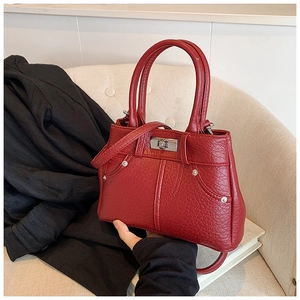 Rote Handtasche aus Kunstleder mit Lychee-Muster und modischen Metallnieten