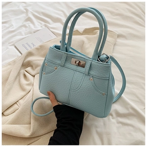 Himmelblaue Umhängetasche aus genarbtem Leder mit einzigartigem Denim-Taschen-Design