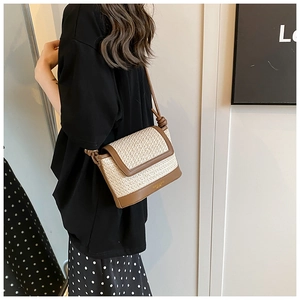 Détail du sac bandoulière tissé avec bordure en cuir marron et bandoulière à nœuds