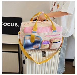 Detail der Nylon-Reisetasche mit buntem Patchwork-Design und praktischen Taschen