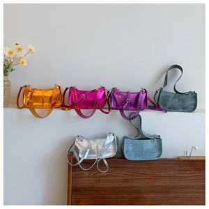 Détails de divers sacs à bandoulière punk aux finitions métalliques et mates avec clous