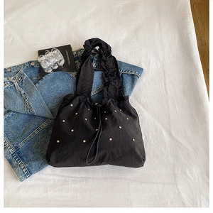 Zwarte stoffen draagtas met gouden klinknagels en trendy scrunchie schouderband