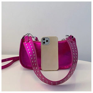 Détail du sac lune rose métallisé avec clous argentés et smartphone pour taille de référence