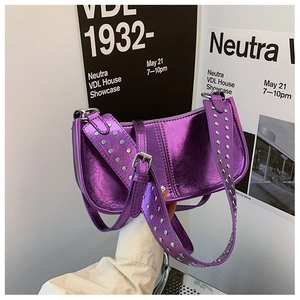 Sac bandoulière violet métallisé avec rivets et texture brillante au style punk