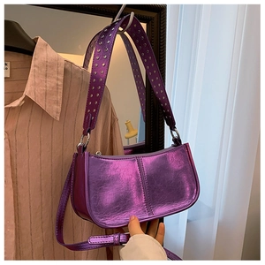 Détail du sac violet métallisé en PU montrant les rivets argentés sur la bandoulière