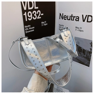 Gros plan du sac à main argenté métallisé avec rivets et texture punk vintage