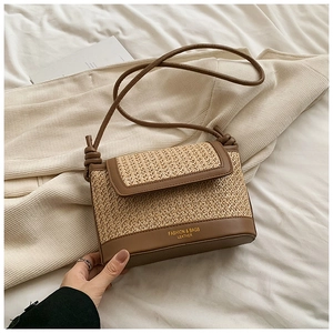Sac bandoulière en paille tressée avec rabat en cuir marron et sangle élégante