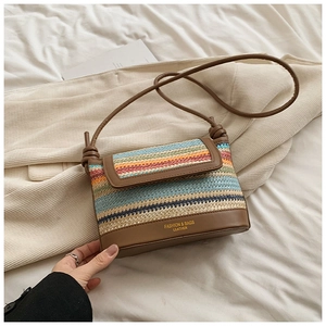 Sac bandoulière en paille tressée à rayures colorées avec détails en cuir marron