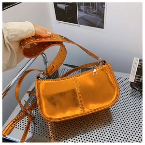 Détail d'un sac à bandoulière orange en PU métallisé avec large sangle et anneau