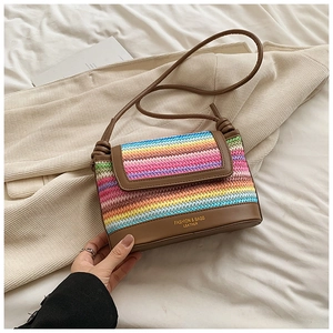 Sac bandoulière en paille arc-en-ciel avec garniture en cuir marron et logo doré