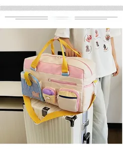 Detail der Nylon-Reisetasche mit mehreren Taschen und buntem Design auf einem Koffer