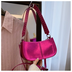 Sac hobo rose métallique en cuir PU avec des clous argentés sur la bandoulière en détail