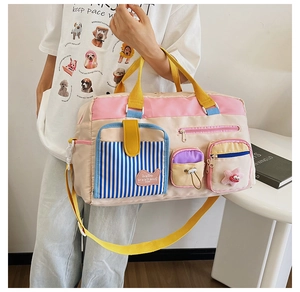 Detailansicht der Nylon-Reisetasche mit farbigen Nähten und dekorativem Sternanhänger