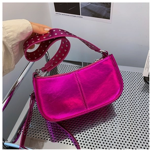 Détail du sac violet métallisé avec œillets argentés et finitions rivets style punk