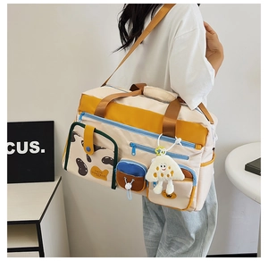 Detail der Nylon-Tasche mit Taschen, Kuh-Print-Klappe und gelben Kontrast-Nähten