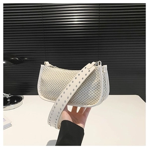Borsa a spalla intrecciata bianca con tracolla a rivetti e zip in metallo