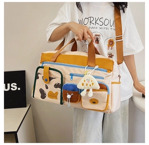 Detail der beigen Nylontasche mit farbigen Reißverschlüssen und Muster in Kuhfell-Optik