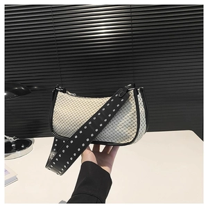 Borsa a spalla in tessuto crema con finiture in pelle nera e tracolla con borchie