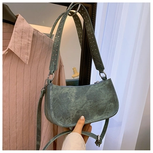 Détail du sac d'épaule en jean sarcelle avec des rivets argentés et bandoulières réglables