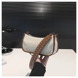 Elegante borsa baguette in tessuto con finiture in pelle marrone e tracolla con borchie
