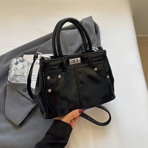 Sac à main chic en cuir verni noir brillant avec fermoir argenté et poignée