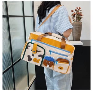 Nahaufnahme der Nylon-Reisetasche mit Hello Weekend-Etikett und goldenem Kronen-Logo