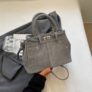 Sac bandoulière en jean gris avec design style poche de jean et fermoir rotatif argenté