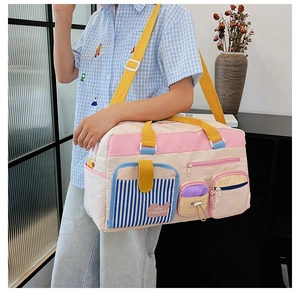 Detailansicht der bunten Nylon-Reisetasche mit Hello-Weekend-Patch und Netztasche
