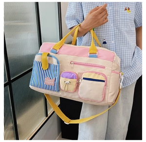 Detailansicht der bunten Nylon-Tragetasche mit Multi-Taschen-Design und Hello Weekend Aufnäher
