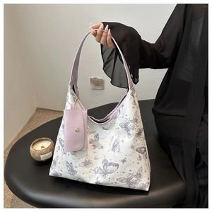 Détail du sac hobo blanc en cuir PU avec motifs papillons violets et petit porte-monnaie