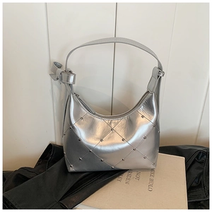Sac Hobo Matelassé Tendance pour Femmes en Cuir PU Métallisé avec Rivets Sac à Épaule avec Nœud Mode Été