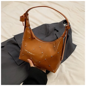 Sac à bandoulière demi-lune en cuir PU marron avec motif de losanges à rivets argentés