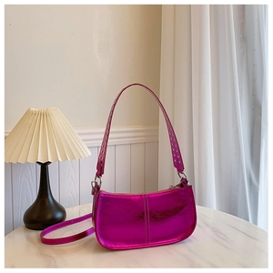 Sac bandoulière chic en PU fuchsia métallisé avec clous argentés sur marbre