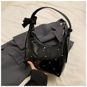Sac hobo chic en cuir PU brillant noir avec matelassage et clous argentés
