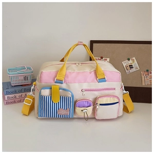 Mehrfarbige Nylon-Tragetasche mit Hello Weekend-Label und abnehmbarem Schultergurt