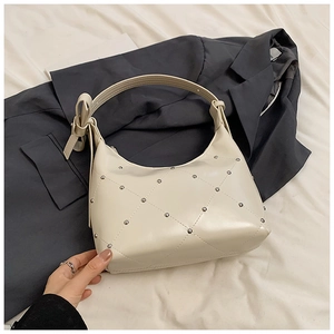 Sac à main croissant minimaliste en PU crème avec clous argentés et matelassage losange