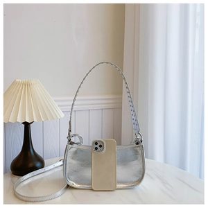 Sac à bandoulière punk argenté avec rivets et smartphone pour référence de taille