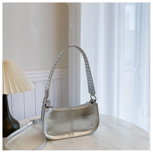 Détail du sac à bandoulière argenté métallisé avec texture PU brillante et double sangle