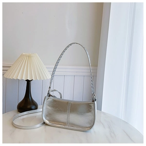 Détails d'un sac à bandoulière argenté brillant avec texture PU et coutures élégantes