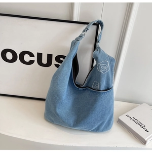 Sac à Bandoulière en Denim Vintage pour Femmes Broderie Rose Blanche Grande Capacité Sac Fourre-tout Hobo Décontracté Tissu Lavé Rétro