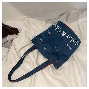 Sac fourre-tout en denim bleu avec imprimé blanc et broderie soleil rouge sur fond blanc