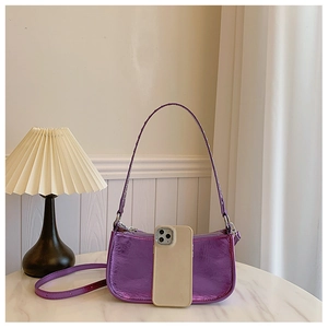 Sac baguette violet métallisé avec fermeture éclair argentée et détails de bandoulière