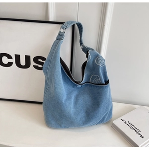 Sac cabas en jean bleu clair avec motif floral blanc et bords effilochés pour l'été