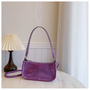 Vue détaillée du sac punk violet métallisé avec rivets argentés et finition miroir