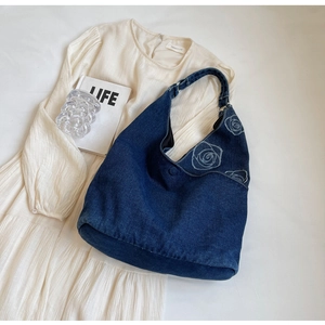 Sac à épaule Hobo en denim bleu marine avec broderie rose blanche et large bandoulière