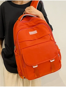 Vue détaillée du sac à dos en nylon orange vif avec poches zippées et logo Fashion