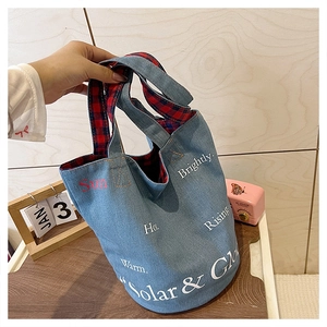 Sac seau en toile bleu clair d'été avec doublure à carreaux et imprimé graphique